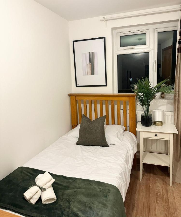 Relaxing Room In Spacious House Лондон Экстерьер фото
