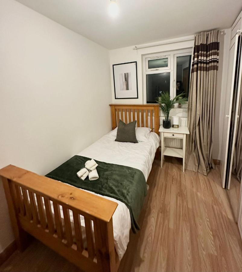 Relaxing Room In Spacious House Лондон Экстерьер фото
