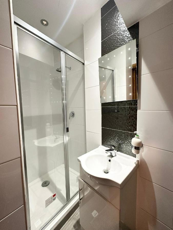 Relaxing Room In Spacious House Лондон Экстерьер фото